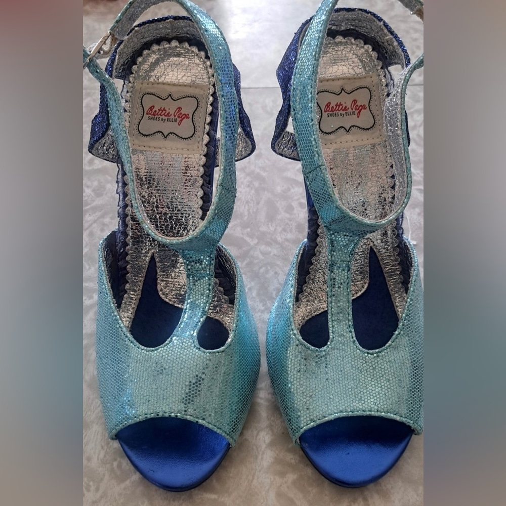 Bettie Page,Ellie, Retro Heel  8 Disco Glitter T-Strap Shoe Silver Blue Metallic
